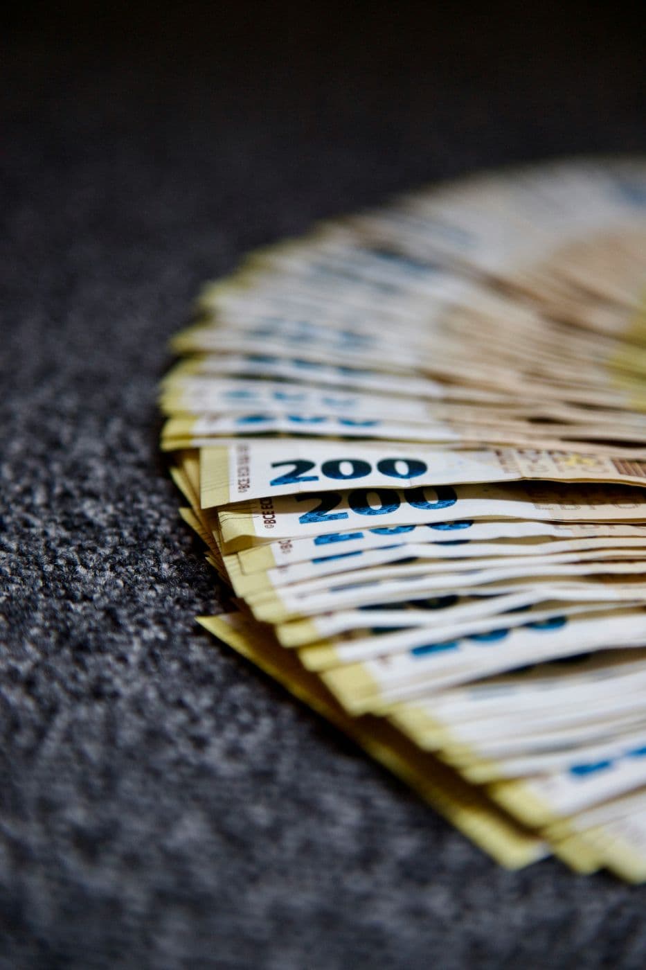 Euro 200 notes fanned